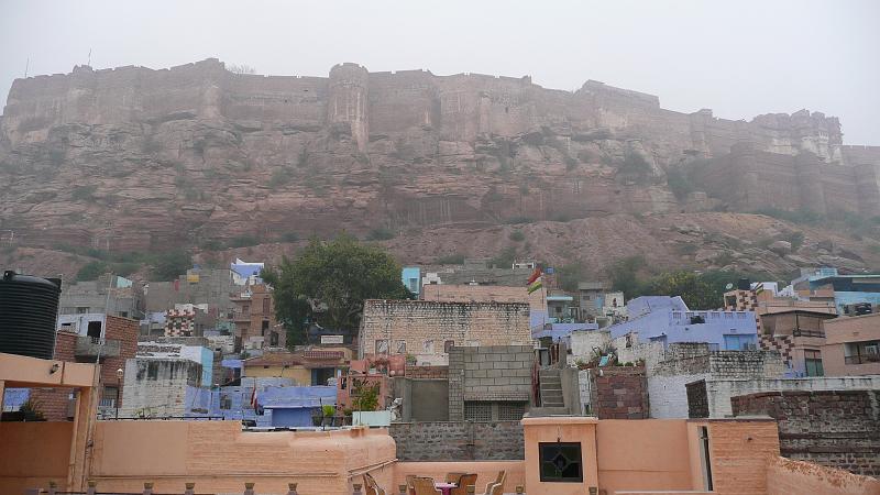 P1060242- Fort de Jodhpur dans la brume matinale- vu de notre hotel.JPG - Forteresse de Jodhpur dans la brume matinale - Vue de notre hotel